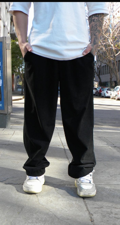 pantalon negro baggy presnte remera