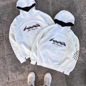 Buzo frizado con capucha y cuello alto , con estampas en el pecho COLOR blanco