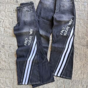 Jeans baggy estampado con lineas cruzadas bordado color negro