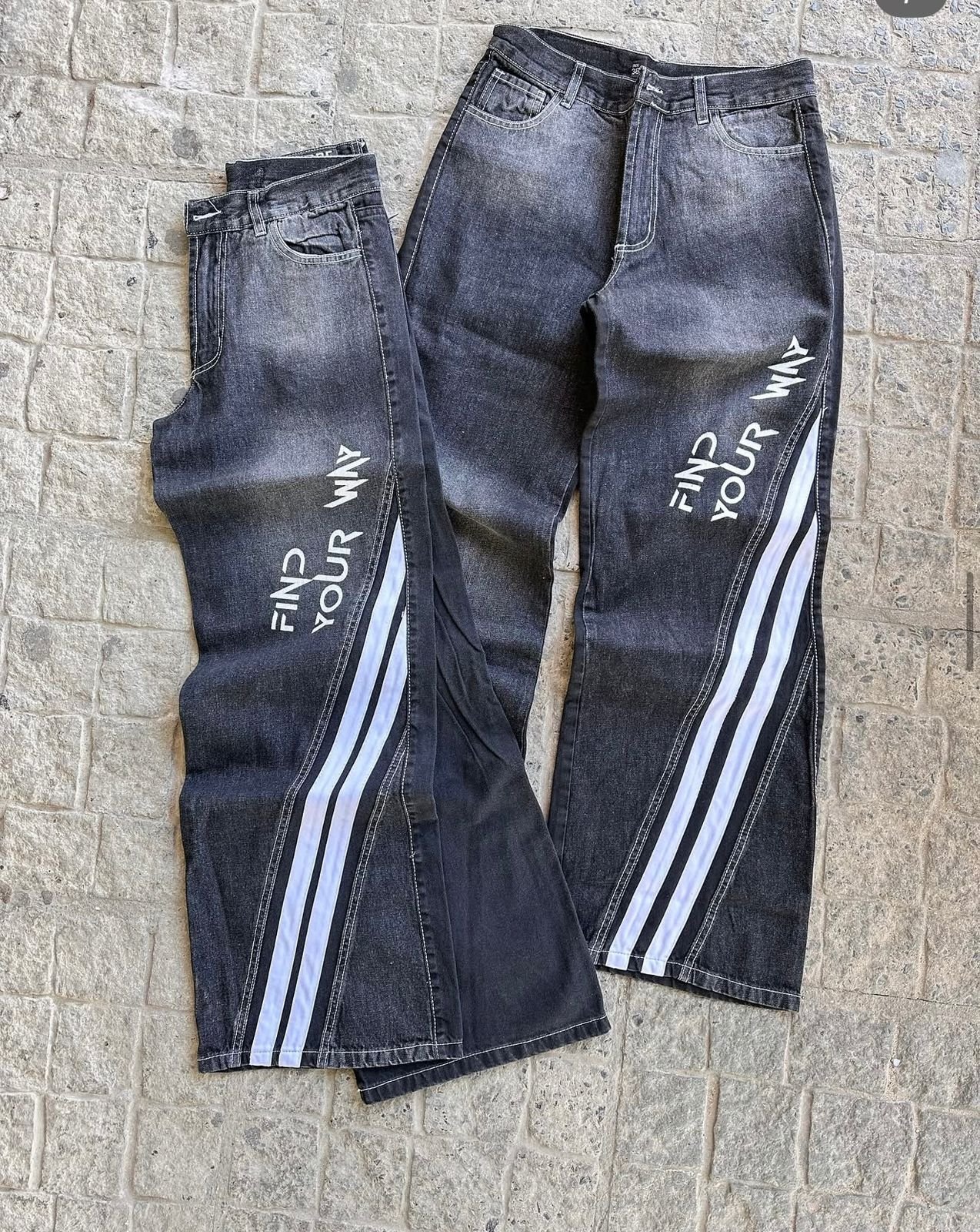 Jeans baggy estampado con lineas cruzadas bordado color negro