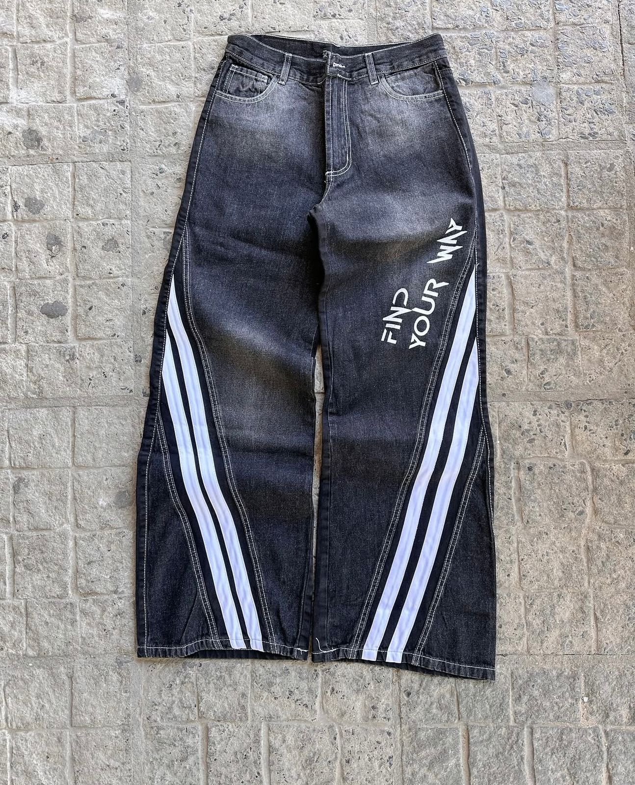 Jeans baggy estampado con lineas cruzadas bordado color negro