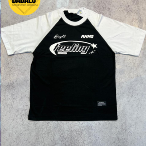 felling negra remera con mangas blancas