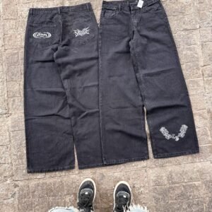 Jeans baggy negro con bordado en bolsillo trasero y bota manga