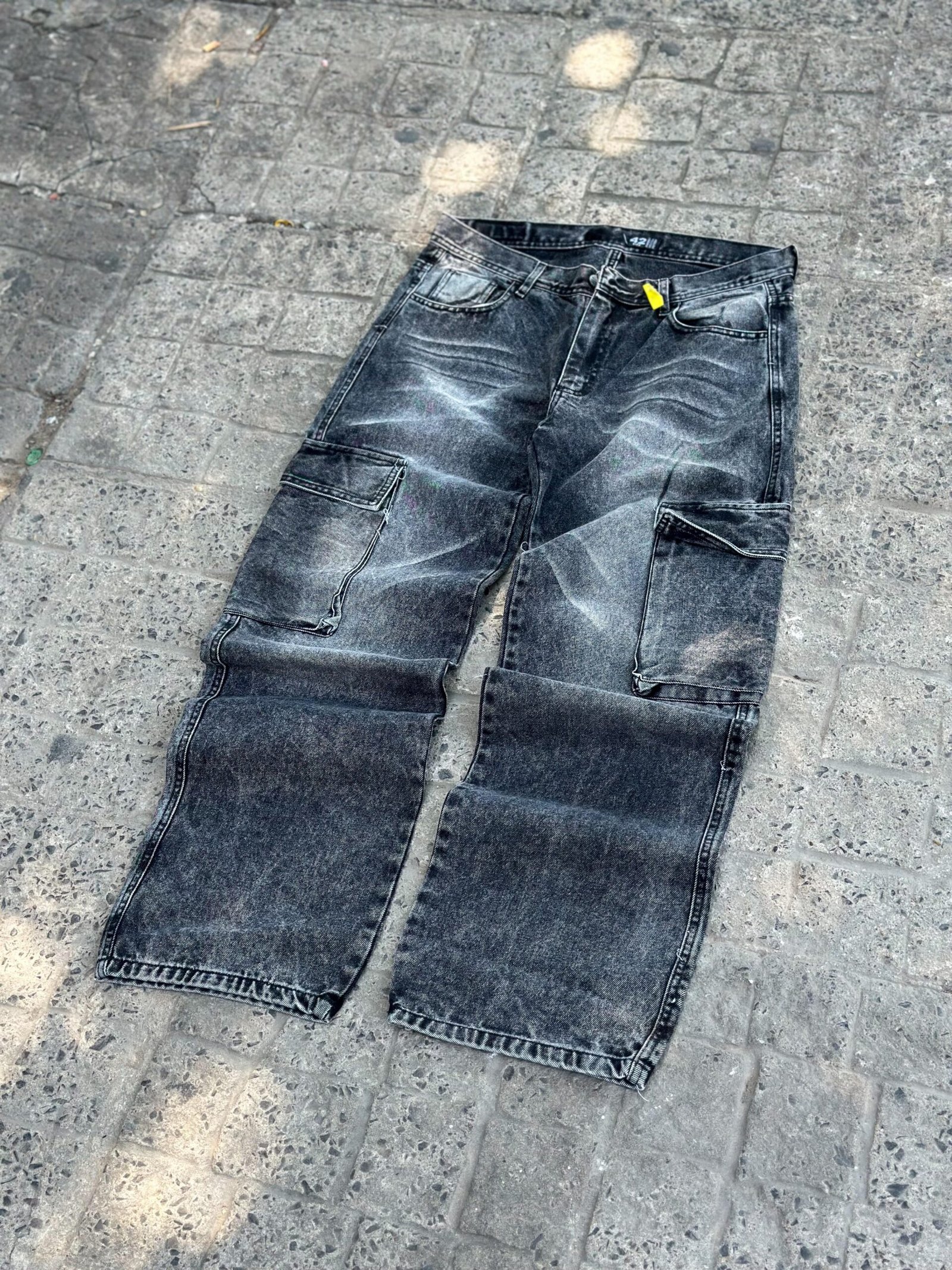 Jeans semi baggy cargo color negro nevado