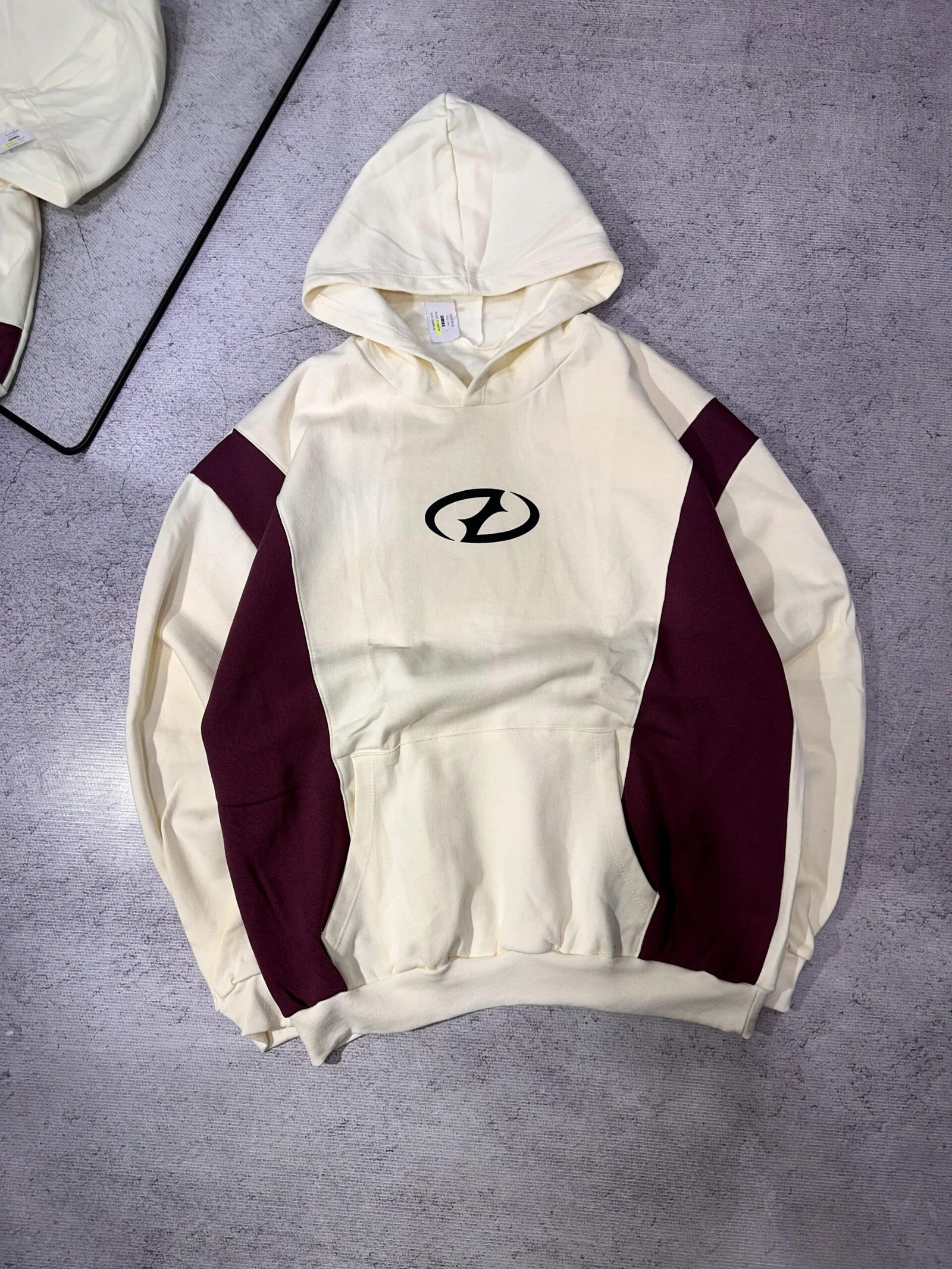 Buzo combinado blanco y bordo