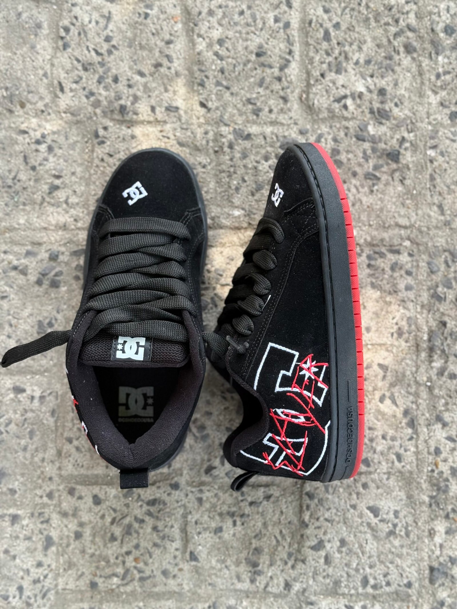 Zapatilla DC negro/ rojo/ COD 372